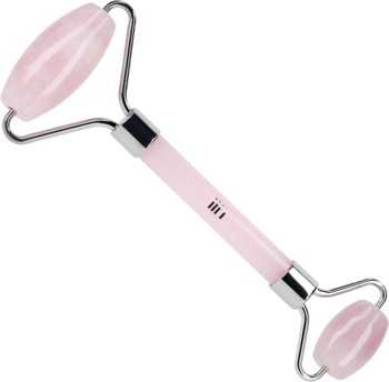 Ilū różowy roller kwarcowy do masażu twarzy, z dwoma wałkami i srebrnym stelażem, widok pod kątem.