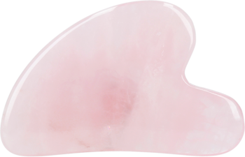 Kamień Gua Sha z różowego kwarcu, gładki, do masażu twarzy i szyi, widok z boku na jasnym tle.
