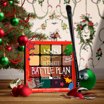Czerwona paleta NYX Home Alone Ultimate Battle Plan, 16 cieni (złoto, zieleń) z pędzlem, w świątecznym wystroju.