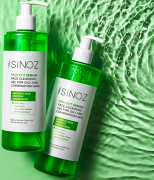 Dwa zielone żele Sinoz Perfect Serum do mycia twarzy dla skóry tłustej, z kwasem salicylowym, na tle wody.