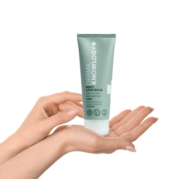 Balsam lipidowy DermaKnowlogy MD01 w zielonej tubce, 100% tłuszczu dla suchej skóry, trzymany w dłoniach.