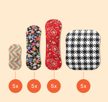 Cztery wielorazowe wkładki, rosnące rozmiary i wzory: zygzak, kwiaty, paisley, pepitka. Pod każdą cyfra '5x'.