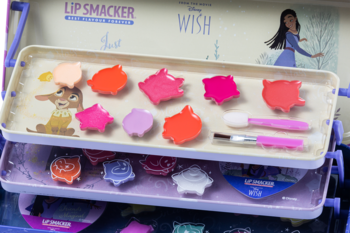 Otwarty, dwupoziomowy zestaw do makijażu Lip Smacker Disney Wish, kolorowe błyszczyki w foremkach i aplikatory.