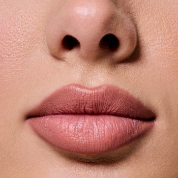 Zbliżenie na usta z konturówką Everybody London Latte Nude, ukazujące miękkie, matowe wykończenie.