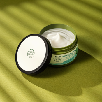 Regenerująca maska do włosów Petal Fresh z algami i arganem w otwartym słoiczku, zielone tło, widok pod kątem.