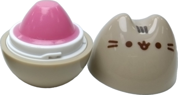 Balsam do ust Pusheen. Otwarty, beżowy pojemnik z różową, stożkową pomadką. Obok 3D nakładka w kształcie głowy Pusheen.