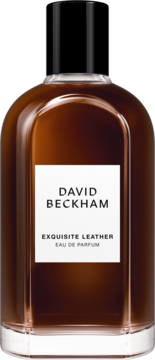 David Beckham Exquisite Leather Eau de Parfum w brązowej butelce, z czarną nakrętką i białą etykietą, widok z przodu.