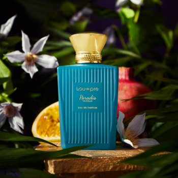 Lou De Pre Paradis Vanille perfumy w turkusowej butelce ze złotą zakrętką, wśród owoców i kwiatów w egzotycznej scenerii.