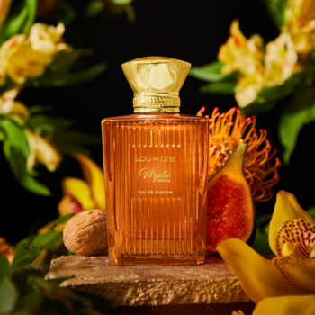 Lou De Pre Mystic Dream woda perfumowana, bursztynowa butelka ze złotym korkiem, na kamieniu, egzotyczne kwiaty i owoce.