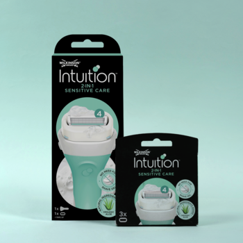 Maszynka Wilkinson Intuition Sensitive Care turkusowo-biała w opakowaniu z czarnymi wkładami z aloesem.