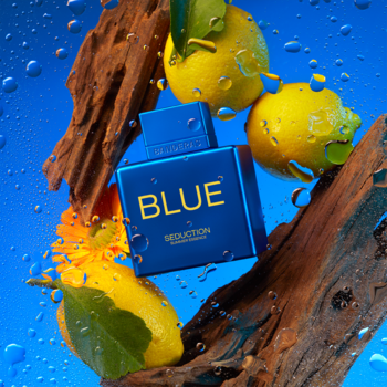 Męska woda perfumowana Banderas Blue Seduction: niebieska butelka, świeże cytryny, drewno na wodnym tle.