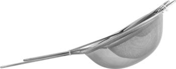 Srebrne, metalowe sitko kuchenne z długim uchwytem, widok z boku. Drobna siatka, błyszczące wykończenie.