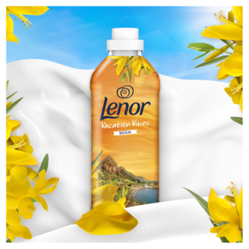Płyn do płukania Lenor Sicilia Vacation Vibes, pomarańczowa butelka na białej tkaninie, otoczona żółtymi kwiatami.