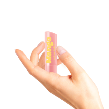 Różowy naturalny balsam do ust BeBio Mango z żółtym napisem, trzymany w dłoni, na białym tle.