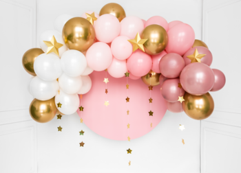 Elegancka różowo-złoto-biała girlanda balonowa z gwiazdkami, dekoracja na baby shower/urodziny, widok z przodu.