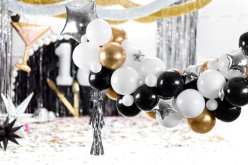 Girlanda balonowa czarno-złota PartyDeco z czarnych, złotych, białych balonów, widok z boku, tło imprezowe.