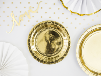Złoty, okrągły talerzyk papierowy PartyDeco z metalicznym efektem mozaiki, na tle białym w złote kropki.