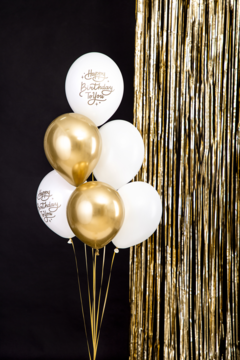 Dekoracyjne balony urodzinowe: zestaw sześciu białych i złotych z tekstem 'Happy Birthday' na tle złotej kurtyny.