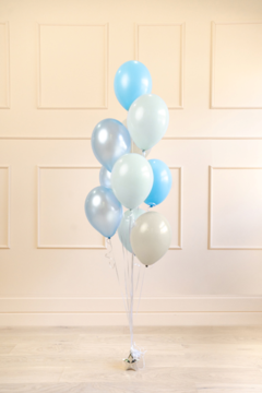 Zestaw 10 lateksowych balonów: metaliczny błękit, pastelowy niebieski i beż, idealny na baby shower. Widok z przodu.