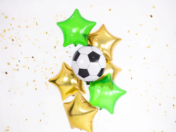 Balon foliowy piłka nożna biało-czarna PartyDeco, w otoczeniu zielonych, złotych gwiazdek, konfetti.