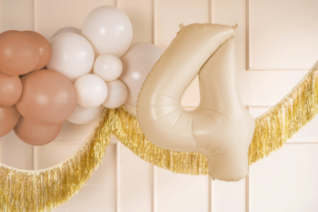 Beżowy balon foliowy cyfra 4, element dekoracji urodzinowej z pastelowymi balonami i złotą girlandą.
