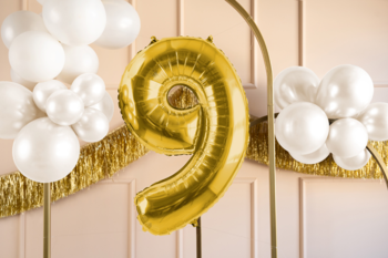Duży, jasnozłoty balon foliowy cyfra 9 z satynowym wykończeniem, otoczony białymi balonami na przyjęcie.