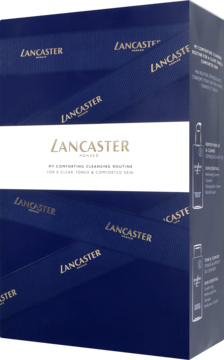 Zestaw Lancaster My Comforting Cleansing Routine w granatowym pudełku, z białym logo i opisem na boku, widok pod kątem.