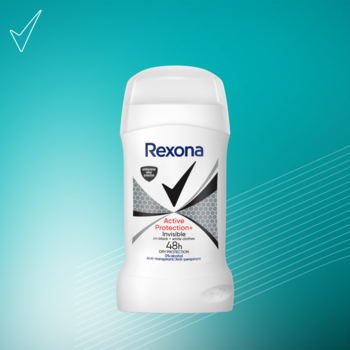 Antyperspirant Rexona Active Protection+ Invisible w białym sztyfcie, etykieta z logo, widok z przodu na turkusowym tle.