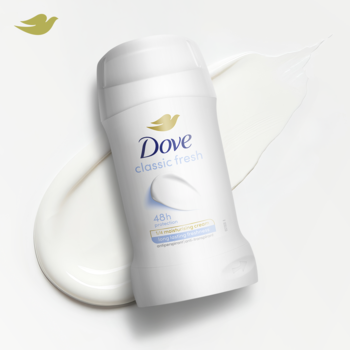 Biały antyperspirant Dove Classic Fresh w sztyfcie, widok z przodu na kremowym tle, lekko pod kątem.