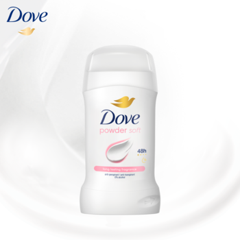 Biały antyperspirant w sztyfcie Dove Powder Soft, z widocznym złotym logo i różowymi akcentami, na tle białych fal.
