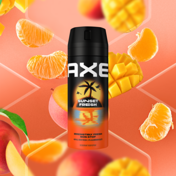 AXE Sunset Fresh dezodorant spray z mango i mandarynkami, widok z przodu, na tle owoców.