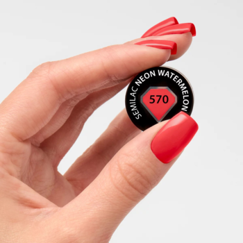 Dłoń z pomalowanymi paznokciami Semilac Neon Watermelon trzyma okrągły wzornik z nazwą koloru i numerem 570.