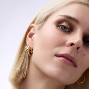 Modelka w złotym makijażu oczu, prezentująca efekt palety cieni Catrice Tiny Pleasures.