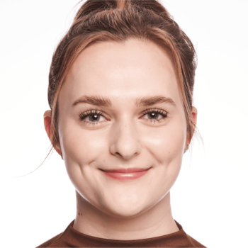 Młoda kobieta z matową cerą o naturalnym wykończeniu, efekt podkładu Catrice Invisible Cover Foundation 012C.