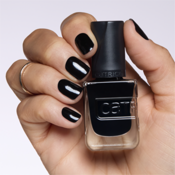 Żelowy lakier Catrice Gel Affair Black To The Roots w butelce, trzymany w dłoni z czarnymi paznokciami.