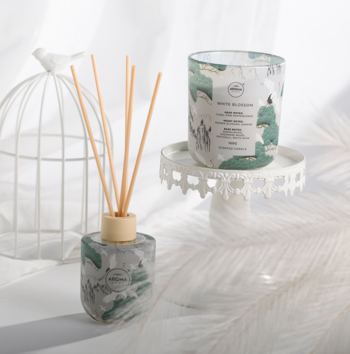 Aroma Home White Blossom: świeca zapachowa i dyfuzor patyczkowy, zielono-szary marmurkowy wzór na jasnym tle.