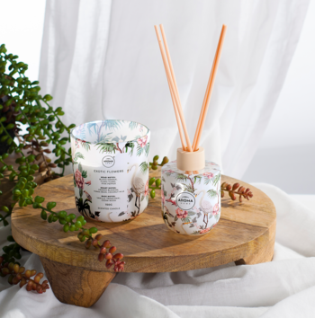 Świeca zapachowa i dyfuzor Aroma Home Exotic Flowers. Kwiatowo-tropikalny zapach w szklanych naczyniach z egzotycznym wzorem.