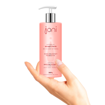 Joni Naturalny płyn do higieny intymnej z probiotykiem, w różowej butelce z pompką, w dłoni.