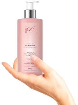Smukła różowa butelka Joni naturalnego płynu do higieny intymnej z białą pompką, trzymana w dłoni.