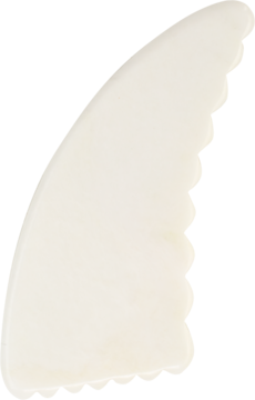 Kremowy masażer jadeitowy BODY GUA SHA Ewa Schmitt, gładki, polerowany, widok z przodu pod kątem.
