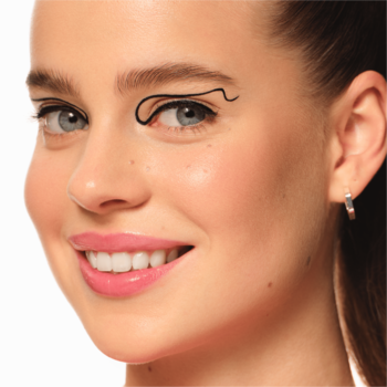 Zbliżenie na uśmiechniętą modelkę z precyzyjnym, artystycznym czarnym eyelinerem Line It Like A PRO! wokół oka.