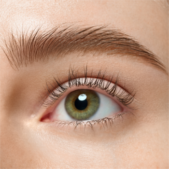 Zielone oko z naturalną brwią, podkreśloną idealnie jak efektem Essence Brow Powder Duo Light.