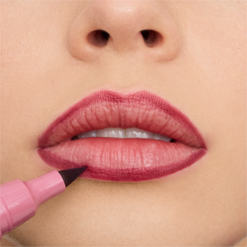 Zbliżenie na usta. Konturówka Essence Line N' Stain Tatoo Lip Liner w odcieniu Nude-Pink precyzyjnie obrysowuje wargi.