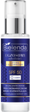 Bielenda Egzosomy Młodości SPF 50 serum przeciwzmarszczkowe rozświetlające, niebieska butelka z pompką, przód.