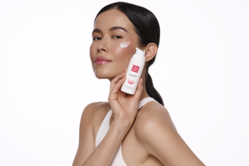 Kobieta aplikująca nawilżający krem Hada Labo Hyalu Renew z kwasem hialuronowym, trzyma butelkę.