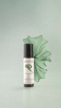 Amo'ya Wyciszenie, aromaterapeutyczny roll-on. Ciemna butelka z zielonym liściem, na jasnomiętowym tle z liściem ginkgo.