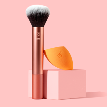 Real Techniques Everything Blending Duo: różowo-złoty pędzel do twarzy i pomarańczowa gąbka na różowym tle.