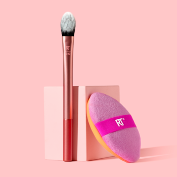 Zestaw Precision Perfection Duo: miedziany pędzel do korektora i dwustronny różowo-pomarańczowy puszek na różowym tle.