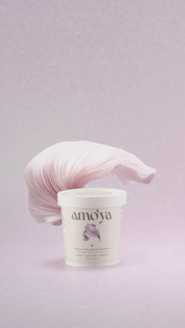 Amo'ya herbatka rooibos kakaowo-kokosowa, białe opakowanie na różowym tle z falą.