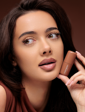 Kobieta prezentująca kremowy bronzer w sztyfcie Everybody London Medium, idealny do konturowania.